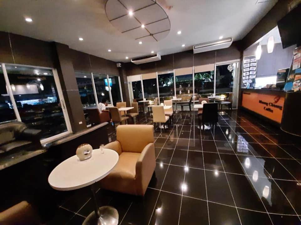 Maneerote Hotel Surin Luaran gambar